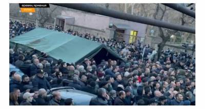 Вазген Манукян - Оппозиция установила палатки у входа парламента – прибывают новые силы полиции - ru.armeniasputnik.am - Парламент