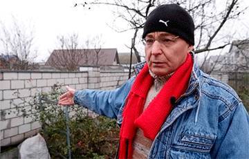 В Гомеле пенсионер МВД отстоял свой бело-красно-белый забор - charter97.org - Гомель