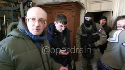 Неудобно получилось: нагрянувшие с обыском в нарколабораторию полицеские застали в ней депутата питерского Заксобрания - bloknot.ru - Санкт-Петербург