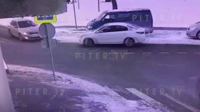 Видео: на перекрестке Курляндской и Циолковского столкнулись две иномарки - piter.tv - Санкт-Петербург