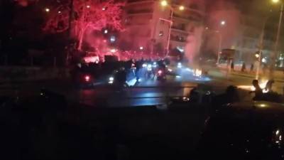Жители Афин вышли на митинг против насилия со стороны полиции - piter.tv - Афины