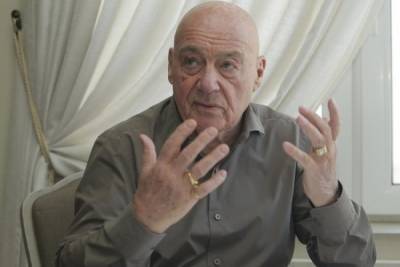 Владимир Познер - Гостиницу в Тбилиси, где находится Познер, закидали яйцами - mk.ru - Грузия - Апсны - Тбилиси