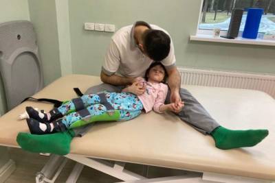Три смерти. После падения из окна девочка два года не ходит и не говорит - hab.aif.ru