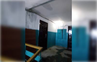 В Холмске крыша многоквартирного дома протекает прямо над электрическим щитком - sakhalin.info - Холмск