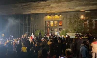 Владимир Познер - В Тбилиси активисты устроили митинг возле отеля, в котором остановился Владимир Познер - og.ru - Грузия - Тбилиси
