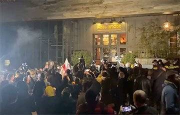 Владимир Познер - В Тбилиси забросали яйцами отель, где остановился российский журналист Познер - charter97.org - Грузия - Тбилиси