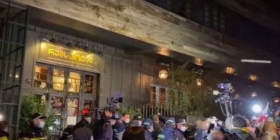 Владимир Познер - Сергей Михайлов - Владимира Познера освистали в Тбилиси из-за нарушения карантина и непризнания территорий Грузии - ТЕЛЕГРАФ - telegraf.com.ua - Грузия - Тбилиси