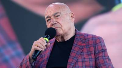 Владимир Познер - Познер улетел из Грузии после акции протеста из-за его приезда - gazeta.ru - Грузия - Апсны - Тбилиси