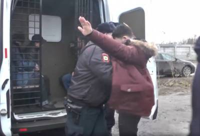 Полицейские искали нелегальных мигрантов на территории крупной промзоны в Шушарах - online47.ru - Ленинградская обл. - Санкт-Петербург
