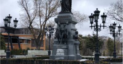 Елизавета II - императрица Екатерина II (Ii) - В Симферополе треснул поставленный оккупантами памятник Елизавете II, — СМИ - dsnews.ua - Крым - Симферополь