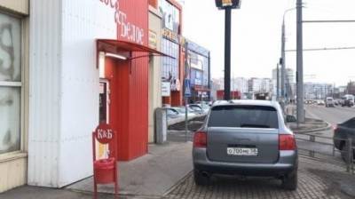 В Терновке Porsche Cayenne припарковали на пешеходной дорожке - penzainform.ru - Пенза