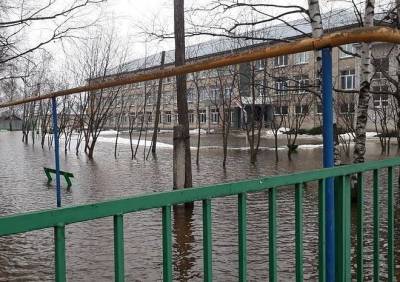 В Сараях подтопило вход в школу - ya62.ru - Рязанская обл.