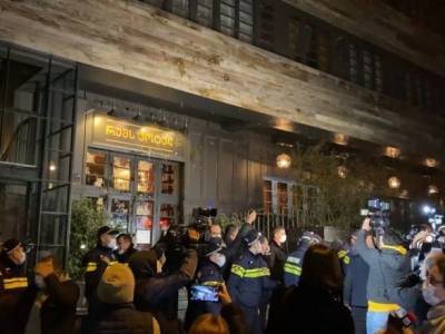 Владимир Познер - В Тбилиси устроили протест против визита журналиста Познера: в результате он бум вынужден вернуться в РФ - unn.com.ua - Россия - Киев - Грузия - Апсны - Тбилиси