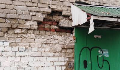 В тюменском общежитии возле подъезда выпала часть кирпичной кладки - nashgorod.ru - Тюмень