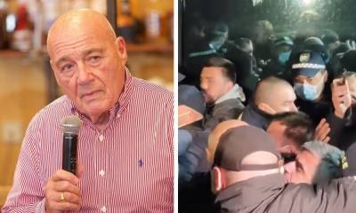 Владимир Познер - Владимира Познера выгнали из Грузии в его день рождения: телеведущего забросали яйцами - gubdaily.ru - Грузия - Апсны - Тбилиси