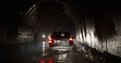 На дороге Душанбе-Худжанд автомобиль врезался в стену тоннеля, погиб пассажир - dialog.tj - Душанбе - Таджикистан - район Гафуровский