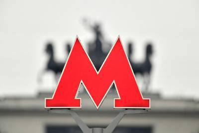 «Не верь, не бойся, не проси»: поезд на Кольцевой линии метро украсили ко Дню смеха - vm.ru - Москва