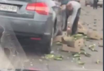 "Пару ящиков прилетели братишке": в Харькове дорогу усыпало огурцами, кадры - kharkov.politeka.net - Купянск - Харьковская обл. - Харьков