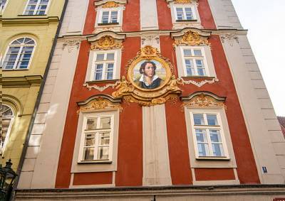 На историческом доме в центре Праги появился портрет Пушкина - vinegret.cz - Прага