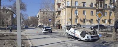 В Волгограде пассажирка такси пострадала в ДТП с переворотом - runews24.ru - Волгоград