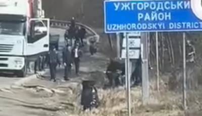 Дальнобойщики устроили массовую драку на границе со Словакией - news.bigmir.net - Словакия - Закарпатская обл. - Ужгород