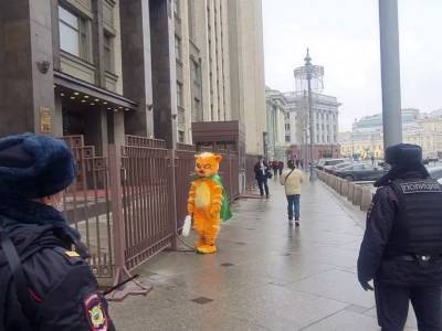 В Москве у здания Госдумы задержали эко-активистку в костюме рыжего кота - sobesednik.ru - Москва