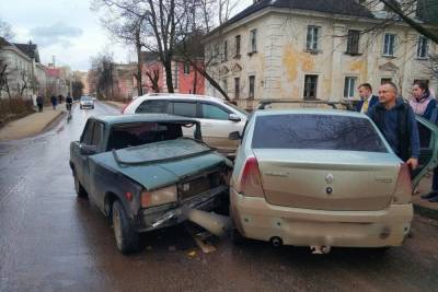 На улице в Твери столкнулись три машины - tver.mk.ru - Тверь
