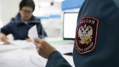 Задержанный по делу о получении взятки налоговый инспектор признал вину - iz.ru - Москва