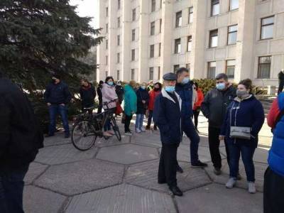 В Полтаве возле ОГА продавцы рынков митингуют против полного локдауна - novostiua.news - Полтава