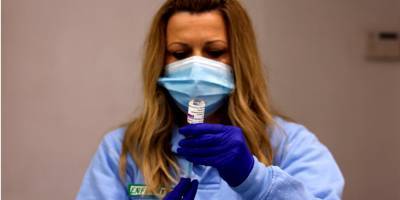 В Испании тысячи пожилых людей прибыли на вакцинацию после получения фейковых приглашений - nv.ua - Испания