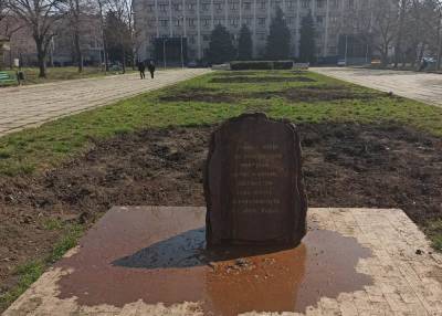 В Одессе облили нечистотами памятный знак в честь бойцов АТО - odessa-life.od.ua - Одесса