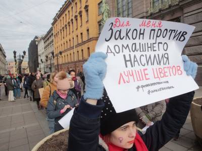 Полицейский в Москве пойдут под суд за нереагирование на издевательства отца над дочерями - sobesednik.ru - Москва