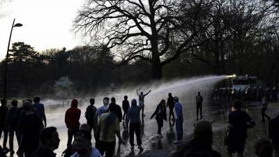 Брюссель: первоапрельскую вечеринку разогнали водомётами - ru.euronews.com - Бельгия - Болгария - Голландия - Брюссель
