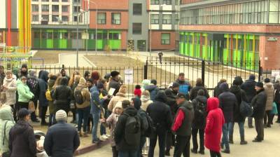 Ночевали у ворот школы. Как в Воронеже стартовал приём заявок в первые классы - vestivrn.ru - Воронеж