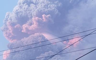 На острове Сент-Винсент извергается вулкан, эвакуируют тысячи людей - korrespondent.net