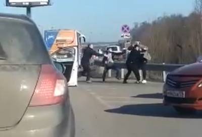 В сети опубликована запись массовой драки на дороге во Всеволожском районе - online47.ru - Ленинградская обл. - Санкт-Петербург - р-н Всеволожский