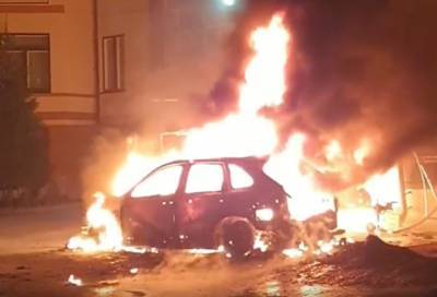 Видео: в Петербурге полыхали автомобиль и технический ангар - online47.ru - Санкт-Петербург