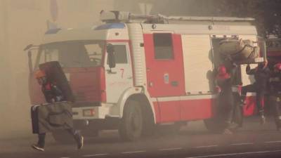 Пожарные ликвидировали открытое горение на складе в Барнауле - piter.tv - Барнаул