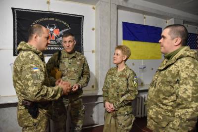 Стюарт Бриттани - Военный атташе из США приехала в Донбасс в форме с надписью "Украина или смерть" - obzor.lt - Украина - Донбасс