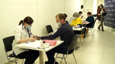 В Кировской области прививку от коронавируса теперь можно совместить с походом в торговый центр - 1tv.ru - Крым - респ. Дагестан - Кировская обл. - Ставрополье