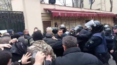 Митинг одесситов против дорогой коммуналки закончился задержаниями - vesti.ru - Одесса
