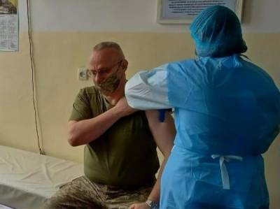 Руслан Хомчак - Хомчак вакцинировался от коронавируса на Донбассе вместе с военными - gordonua.com - Донбасс