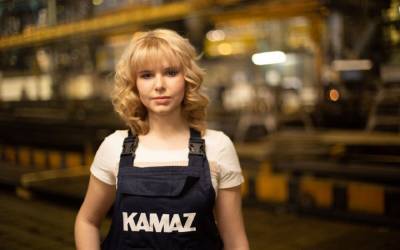 Все по полочкам: кладовщицей на КАМАЗе работает настоящая красавица - zr.ru - Казань