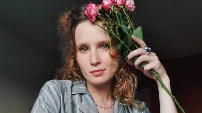 «Хочу заинтриговать»: певица Монеточка распродаст одежду и вещи фанатам - 5-tv.ru