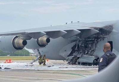 Военно-транспортный самолет Boeing C-17A Globemaster III ВВС США загорелся при посадке - topwar.ru