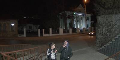 Пьяные парень с девушкой сняли флаг Украины со здания Муниципальной Варты в Луцке - ФОТО - ТЕЛЕГРАФ - telegraf.com.ua - Луцк