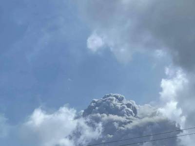 Пепел от вулкана на Карибах покрыл крыши домов, дороги и автомобили - rosbalt.ru - Сент Винсент и Гренадины