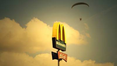 Число ресторанов McDonald's значительно сократилось в магазинах Walmart - riafan.ru - Нью-Йорк