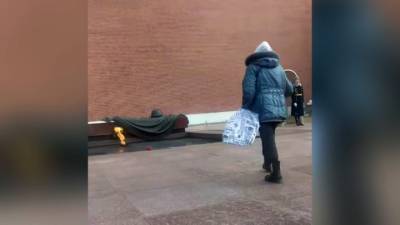 Пожилая москвичка возложила цветы к Вечному огню в память об отце - vesti.ru - Москва - Венгрия