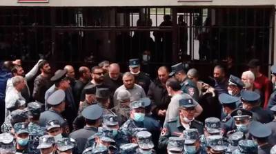 Ваге Казарян - Протестующие перекрыли входы в здание Минобороны Армении - grodnonews.by
